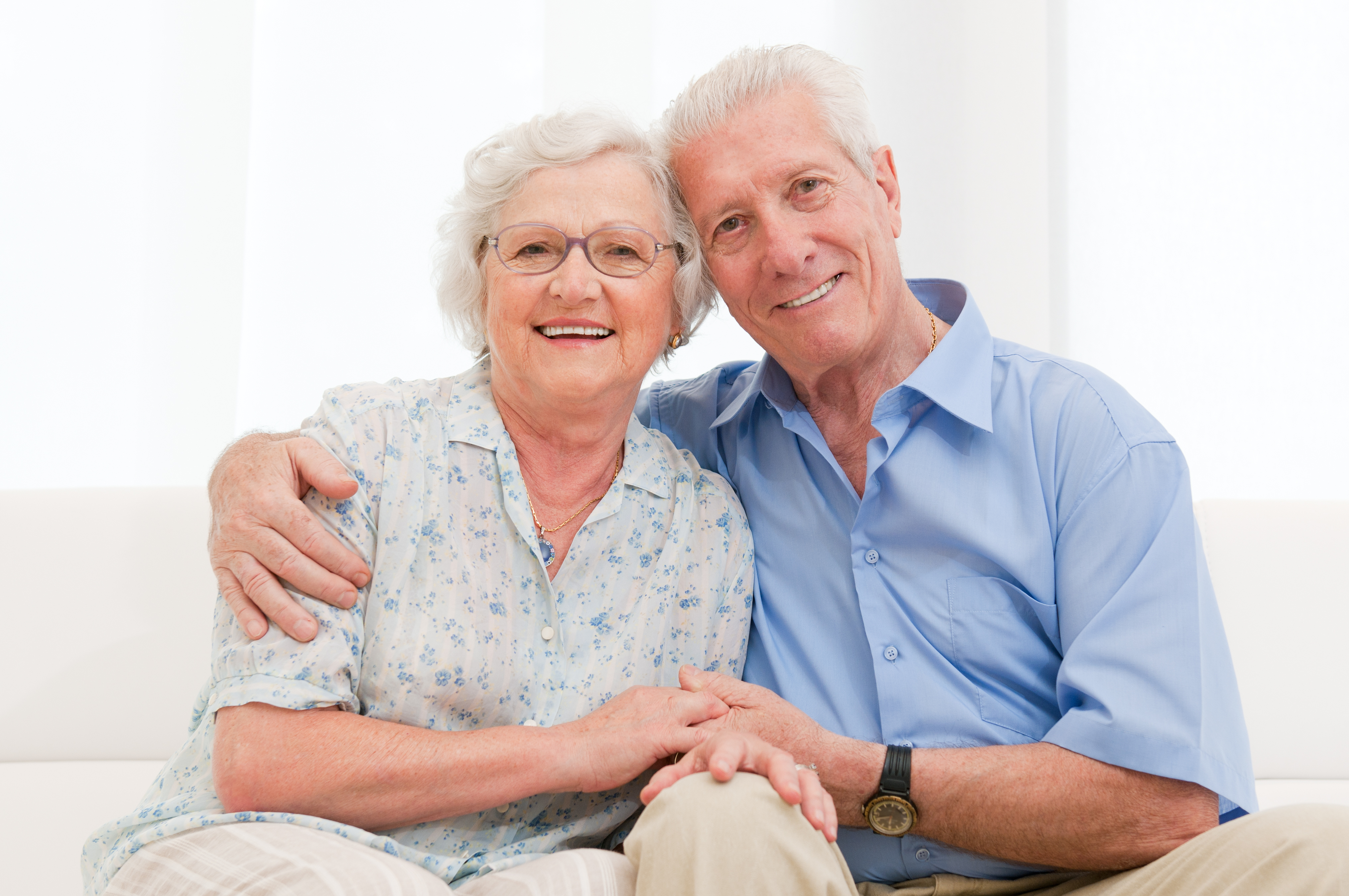 Центр старость. Счастливые пенсионеры. Счастливые бабушка и дедушка. Счастливые пожилые люди. Пожилая пара улыбается.